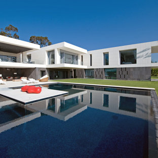 Diseño de casa de la piscina y piscina alargada, moderna, grande, a medida, en patio lateral