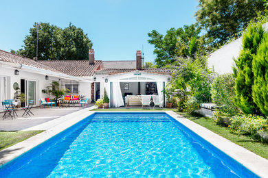 Diseño de casa de la piscina y piscina alargada mediterránea rectangular en patio trasero