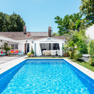 Diseño de casa de la piscina y piscina alargada, mediterránea, rectangular, en patio trasero