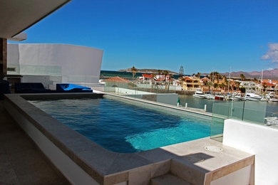Foto de piscina elevada actual de tamaño medio rectangular en azotea