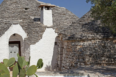 Foto de piscina de estilo de casa de campo pequeña rectangular en patio delantero con adoquines de piedra natural