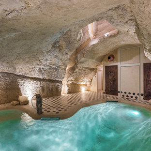 Immagine di una piscina coperta monocorsia boho chic personalizzata con piastrelle