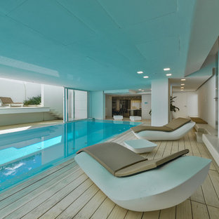 Idee per una piscina coperta minimalista rettangolare con pedane