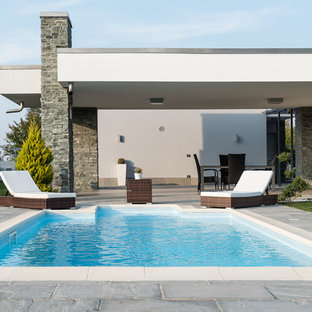 Ispirazione per una grande piscina monocorsia chic rettangolare dietro casa