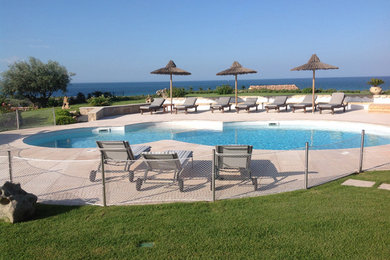他の地域にある中くらいな地中海スタイルのおしゃれな競泳用プール (天然石敷き) の写真