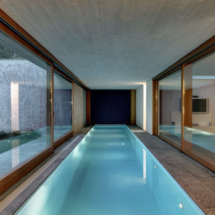 Immagine di una grande piscina coperta monocorsia minimal rettangolare