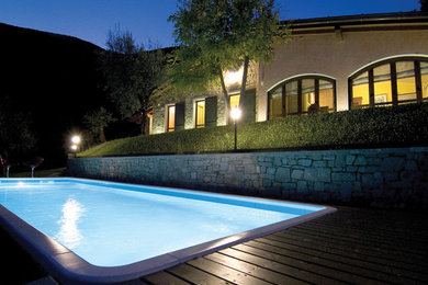 Idee per una piscina minimal rettangolare di medie dimensioni e davanti casa