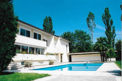 Foto di una piscina fuori terra minimalista rettangolare dietro casa con pavimentazioni in pietra naturale