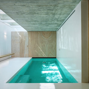 Immagine di una piscina coperta monocorsia minimalista rettangolare di medie dimensioni