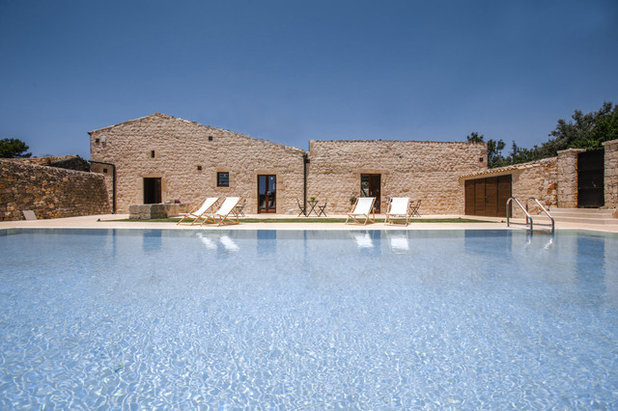 Country Swimming Pool & Hot Tub by Viviana Pitrolo architetto