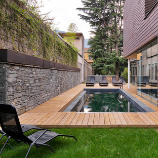 Foto di una piscina monocorsia design rettangolare nel cortile laterale con pedane
