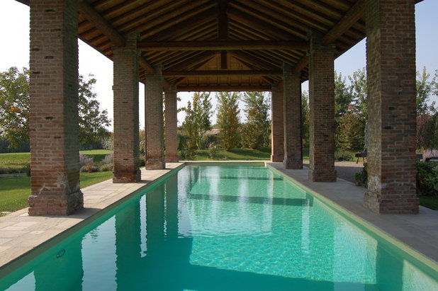 Country Swimming Pool & Hot Tub by Maurizio Lazzari Architetto