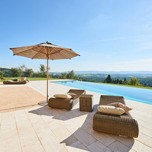 Ispirazione per un'ampia piscina mediterranea