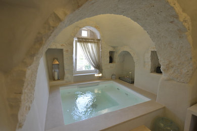 Ispirazione per una piccola piscina coperta mediterranea rettangolare con una vasca idromassaggio
