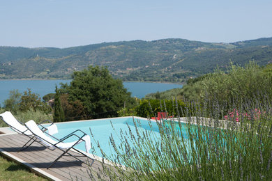 Cette image montre une piscine méditerranéenne.