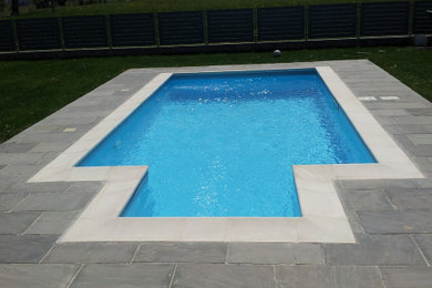 Immagine di una piccola piscina classica personalizzata dietro casa