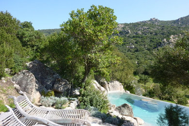 Esempio di una piscina stile rurale