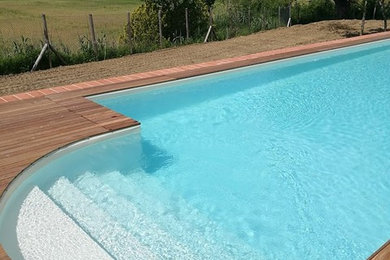 Foto de piscina de estilo de casa de campo de tamaño medio