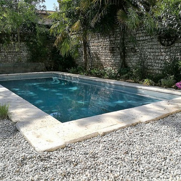 Piscina incastonata in un cortile antico