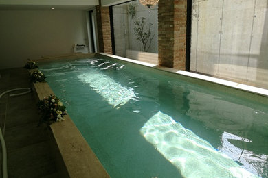 На фото: бассейн среднего размера в современном стиле