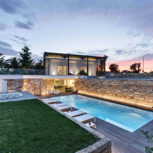 Idee per una piscina monocorsia contemporanea rettangolare di medie dimensioni e dietro casa con una dépendance a bordo piscina e pedane