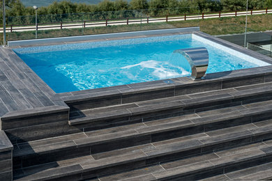Ispirazione per una piscina moderna di medie dimensioni