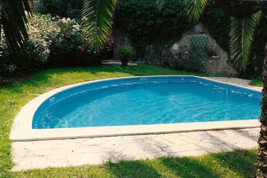 Esempio di una piscina country
