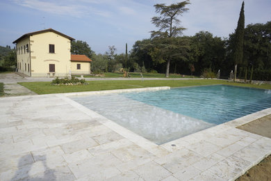 Foto di una piscina design personalizzata in cortile con una vasca idromassaggio