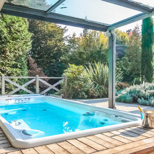 Esempio di una piscina fuori terra contemporanea rettangolare in cortile e di medie dimensioni con una vasca idromassaggio e pedane