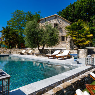 Ispirazione per una piscina mediterranea rettangolare dietro casa