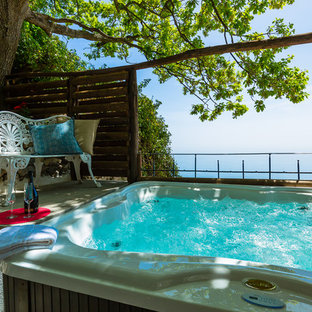 Idee per una piscina fuori terra mediterranea rettangolare dietro casa con una vasca idromassaggio e piastrelle