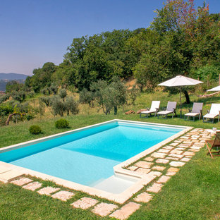 Immagine di una piscina mediterranea a "L"