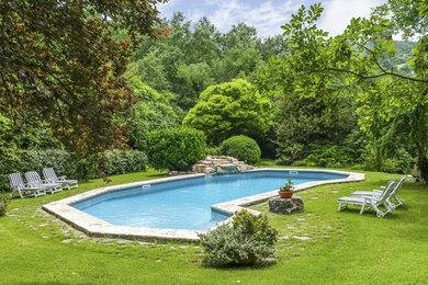 Foto di una piscina mediterranea personalizzata dietro casa