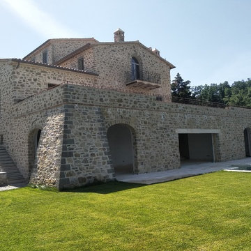 Villa Umbra - Piscina e pavimenti in travertino bocciardato
