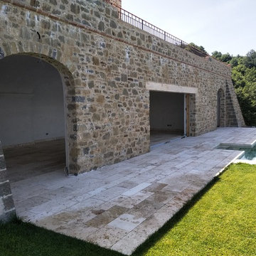 Villa Umbra - Piscina e pavimenti in travertino bocciardato