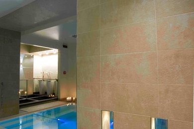 Esempio di una piscina coperta minimal rettangolare con una vasca idromassaggio e piastrelle