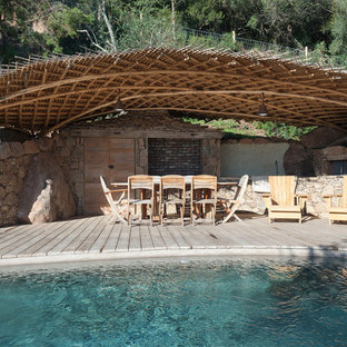 Immagine di una piscina country rettangolare dietro casa con una dépendance a bordo piscina e pedane