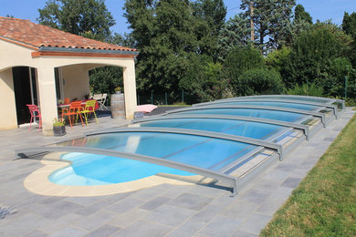 Exemple d'une piscine tendance.