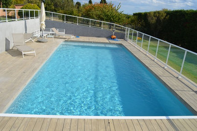 Inspiration pour une piscine design.