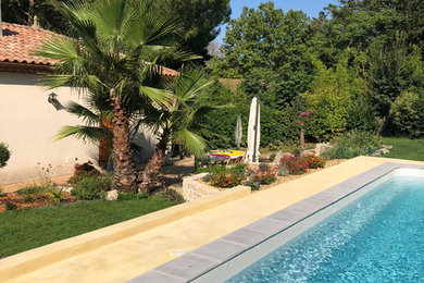Exemple d'une grande piscine méditerranéenne.