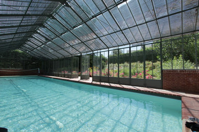 レンヌにある高級な中くらいなカントリー風のおしゃれな屋内プール (レンガ敷き) の写真