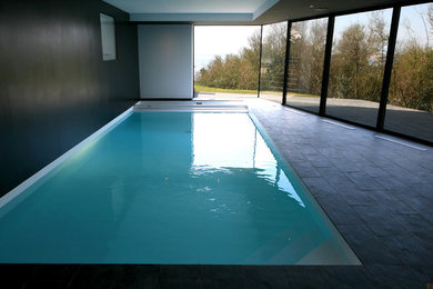 Cette image montre une piscine intérieure design.