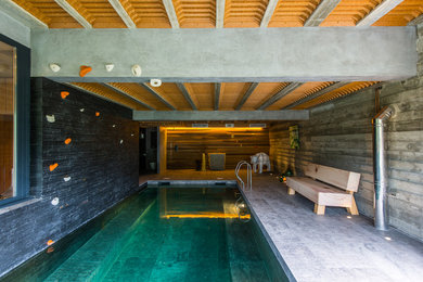 Cette photo montre une piscine tendance de taille moyenne et rectangle avec du carrelage.