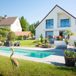 Cette photo montre une grand piscine arrière nature rectangle.