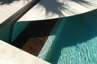 Couverture de piscine immergée sur débordement - Caisson en banc