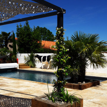 Création d'un jardin de ville avec piscine et terrasse en travertin