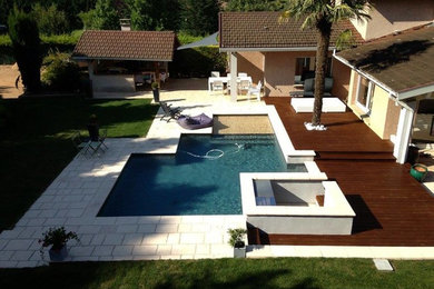 Cette photo montre une piscine moderne de taille moyenne et sur mesure.