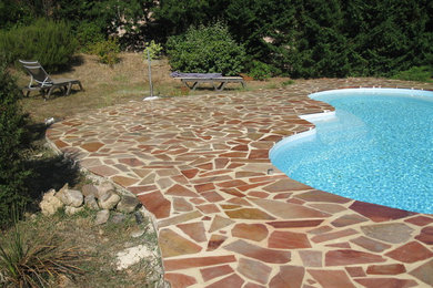 Réalisation d'une piscine hors-sol et arrière méditerranéenne en forme de haricot de taille moyenne avec des pavés en pierre naturelle.