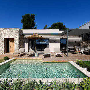 Exemple d'une piscine sur une terrasse en bois méditerranéenne en L de taille moyenne.