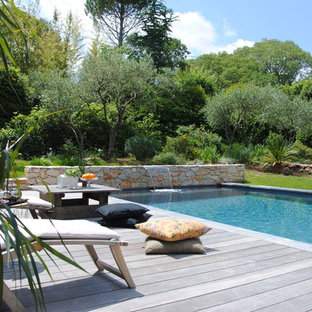 Exemple d'une piscine arrière tendance rectangle avec un point d'eau.